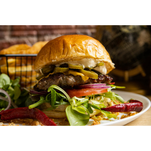 Burger plný kvalitných surovín v La Chef - reštaurácia kúsok od železničnej stanice