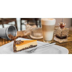 Cheesecake s kávičkou v útulnej reštaurácii Le Papillon v centre mesta