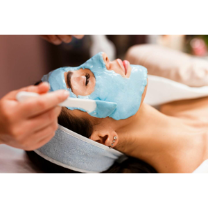 Čistenie pleti s masážou tváre, špeciálnou maskou a úpravou obočia (7 krokov)