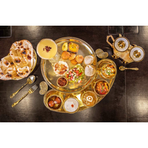 Degustačné Thali menu pre 2 osoby v indickej reštaurácií The Curry - 12 rôznych druhov jedla na zlatom podnose
