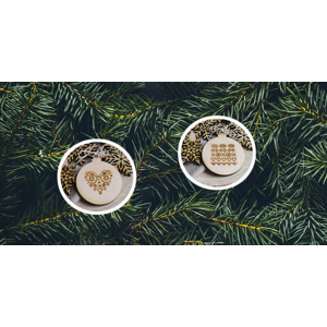 Drevené vianočné ozdoby s vygravírovaným vzorom v darčekovej krabičke s okienkom, balenie 7 ks