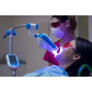 Expresné alebo kompletné laserové bielenie zubov s certifikovaným gélom bez peroxidu