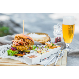 Hovädzí burger Ambassador s domácou Guinness BBQ omáčkou, hranolkami a coleslaw šalátom