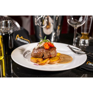 Hovädzí steak, pečené zemiaky na cibuľke s rozmarínom + omáčka podľa výberu v Pressburg Prosecco Bar & Restaurant