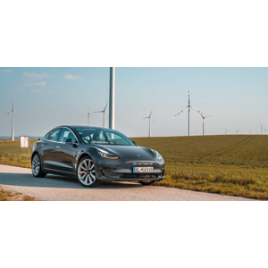Jazda na unikátnej Tesla Model 3 – zažite dychberúce zrýchlenie a technológiu 21. storočia