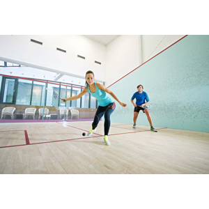 Jednorazový vstup alebo 5-vstupová permanentka na squash s 50 % zľavou do wellness v Hoteli Devín