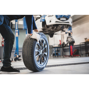 Kompletné prezutie pneumatík s vyvážením alebo prehodenie kolies v Centre mobility