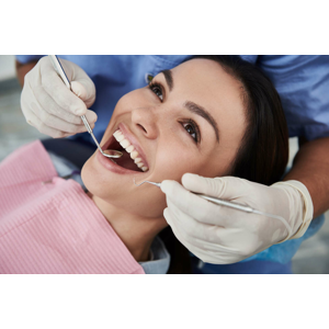 Komplexná dentálna hygiena alebo implantát v novootvorenej zubnej klinike One Day Teeth
