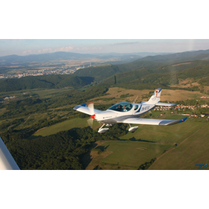 Let športovým lietadlom s možnosťou pilotovania