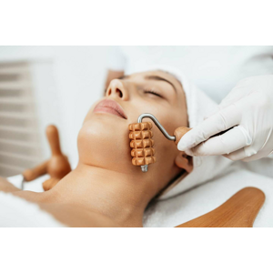 Maderoterapia tváre alebo tela na vypnutie pokožky a zbavenie celulitídy