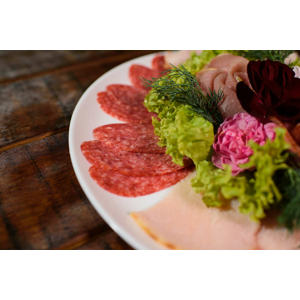 Obložené syrovo - mäsové misy – ideálne pre vaše oslavy doma či v práci