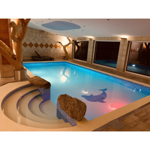 Obľúbený hotel Podlesí s ubytovaním v krásnej izbe Lux, polpenziou, bazénom a vírivkou pod holým nebom