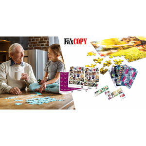 Rodinná zábava pri hraní kariet, pexesa, domina alebo skladanie puzzle s vlastnými fotografiami