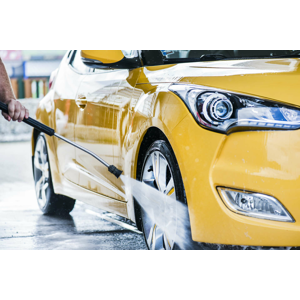 Ručné alebo kefové umývanie auta s vysávaním interiéru a ošetrením plastov