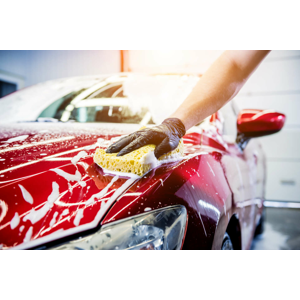 Ručné alebo kefové umývanie auta s vysávaním interiéru a ošetrením plastov