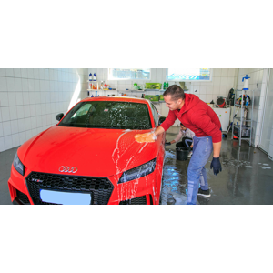 Ručné čistenie auta, dezinfekcia ozónom proti vírusom alebo tepovanie
