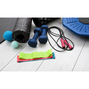 Sady fitness pomôcok na cvičenie od GymBeam – podložky, gumy, švihadlá, valce