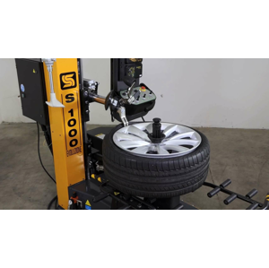 Šetrné prezutie bez rizika poškodenia pneumatiky na novom automate - robotickom stroji S1000 Evoluzione. Pracuje plne samostatne bez ľudského zásahu.