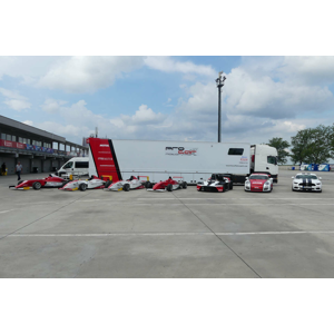 Šoférovanie ťahača Scania na letisku v Trenčíne, stačí vám vodičák na osobné autá