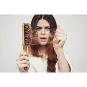 Špeciálne ošetrenie vlasov na regeneráciu spojené s masážou hlavy v salóne Arria