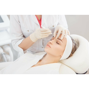 Stop vráskam - aplikácia účinnej látky špecialistkou na estetickú dermatológiu