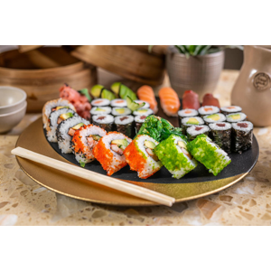 Sushi set selection pre 2 osoby alebo 2-chodové menu pre 1 osobu v reštaurácii Hotela Mama's ****