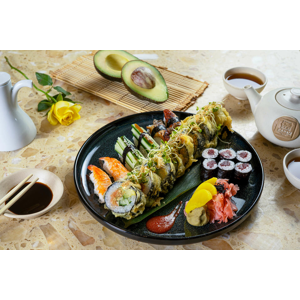 Sushi set selection pre dvoch v reštaurácii Hotela Mama's ****